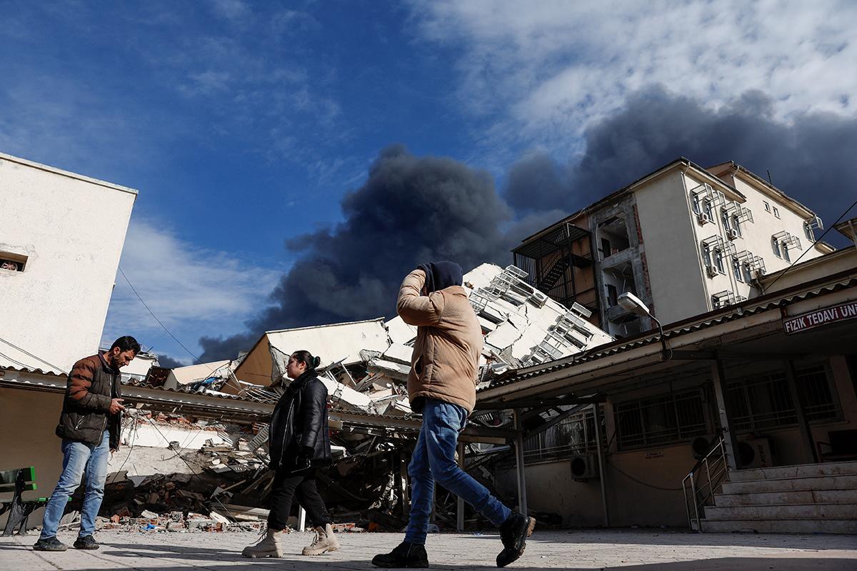 Reuters'ın objektifinden deprem sonrasında yaşananlar
