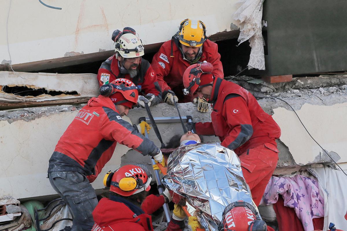 Reuters'ın objektifinden deprem sonrasında yaşananlar