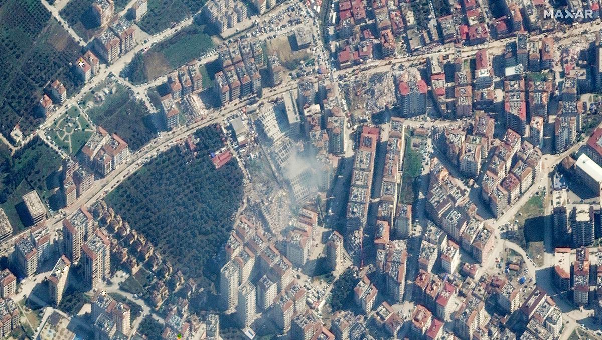 Depremin öncesine ve sonrasına ait uydu görüntüleri