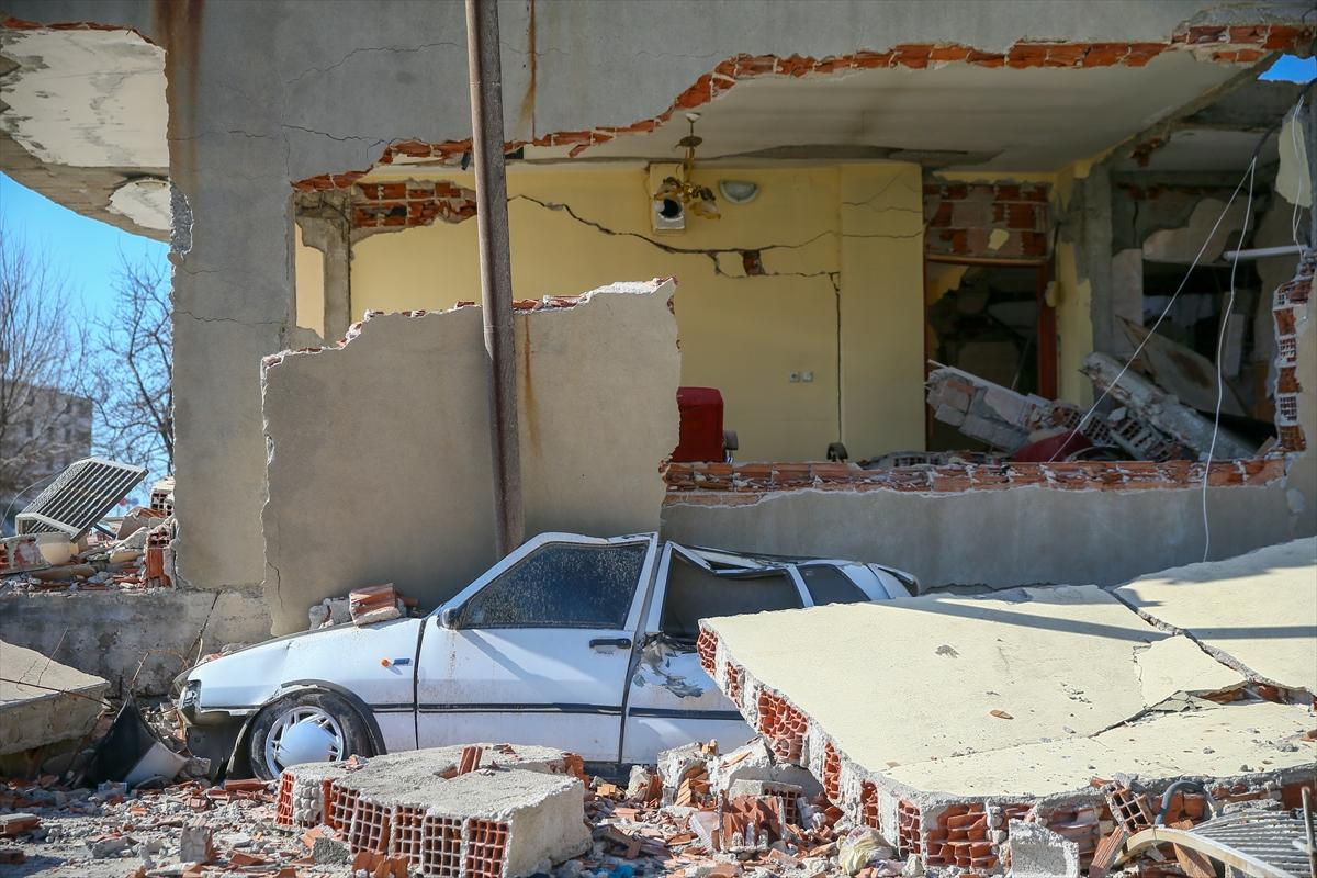 Depremin vurduğu Nurdağı'nda depremzedelerden geriye kalanlar