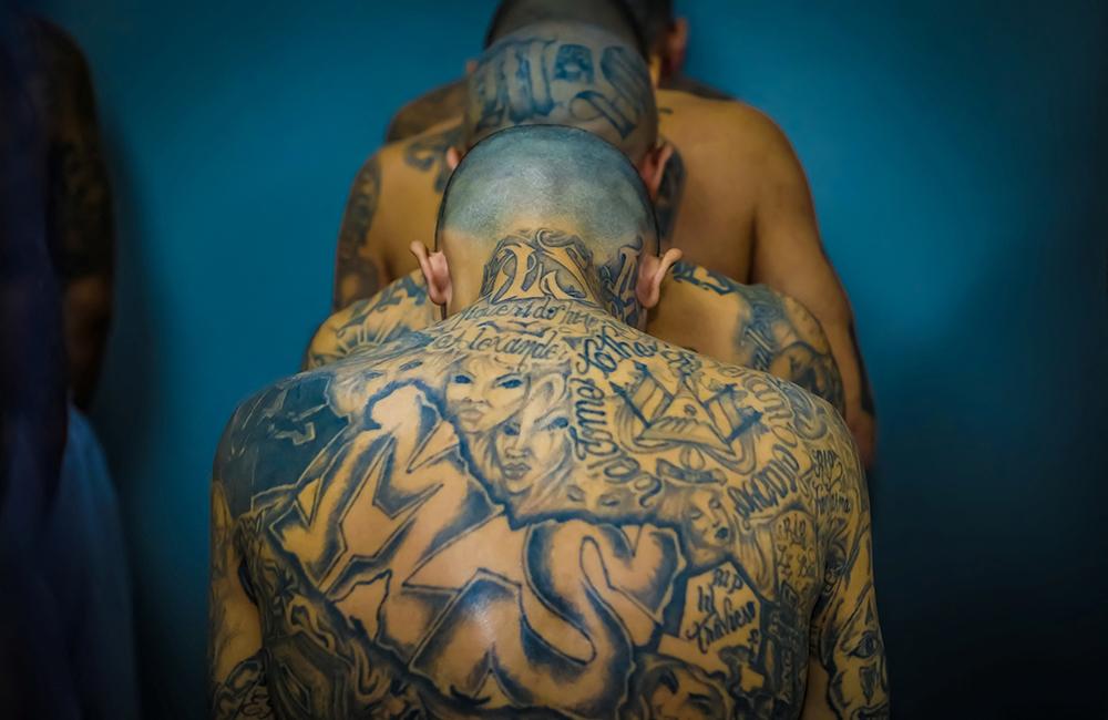 El Salvador'da 2 bin çete üyesi nakledildi