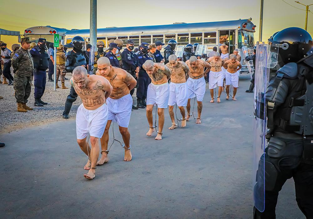 El Salvador'da 2 bin çete üyesi nakledildi