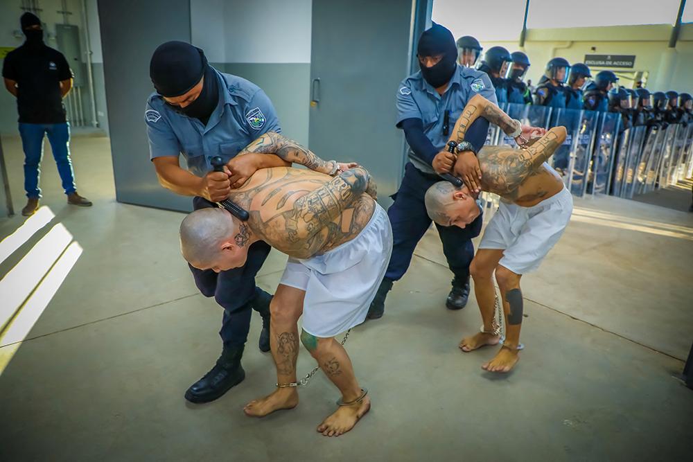 El Salvador'da 2 bin çete üyesi nakledildi