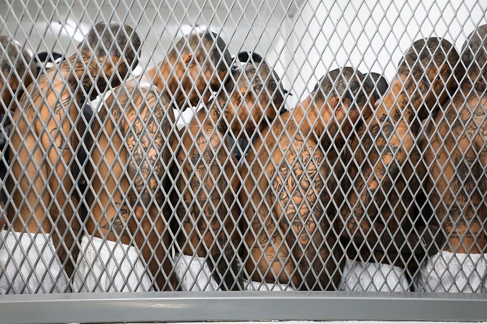 El Salvador'da 2 bin çete üyesi nakledildi