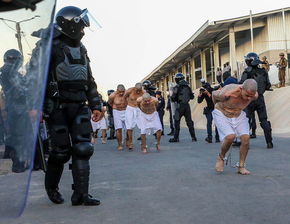 El Salvador'da 2 bin çete üyesi nakledildi