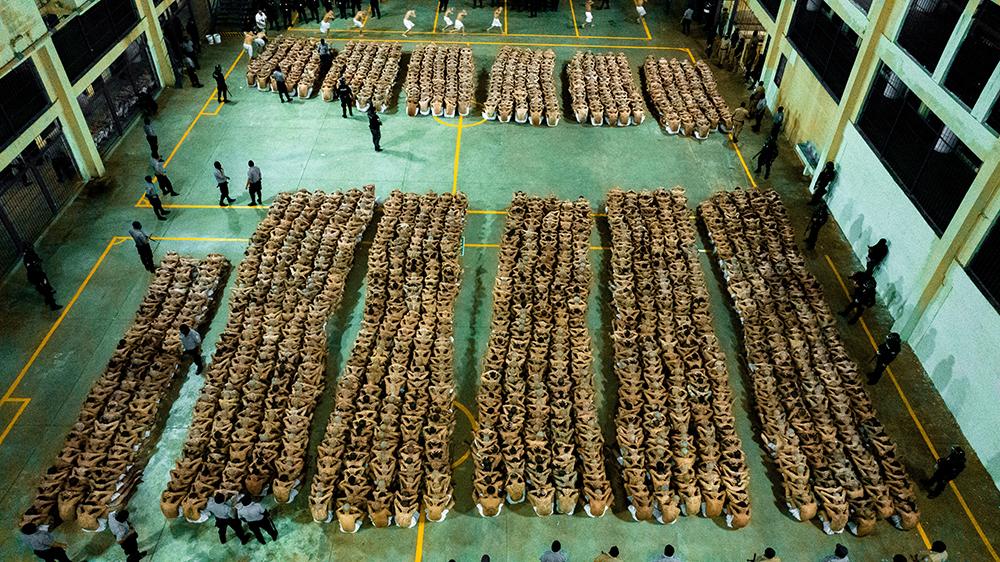 El Salvador'da 2 bin çete üyesi nakledildi