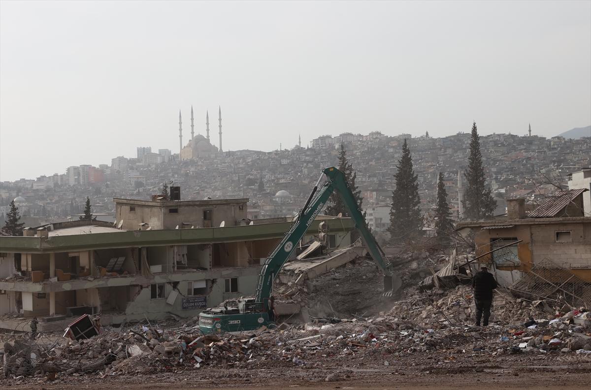 Depremin merkezi Kahramanmaraş'ta yıkılan binaların enkazı kaldırılıyor