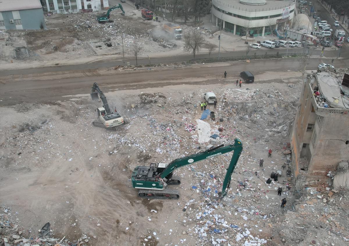 Depremin merkezi Kahramanmaraş'ta yıkılan binaların enkazı kaldırılıyor