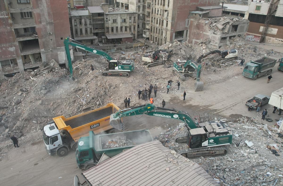 Depremin merkezi Kahramanmaraş'ta yıkılan binaların enkazı kaldırılıyor
