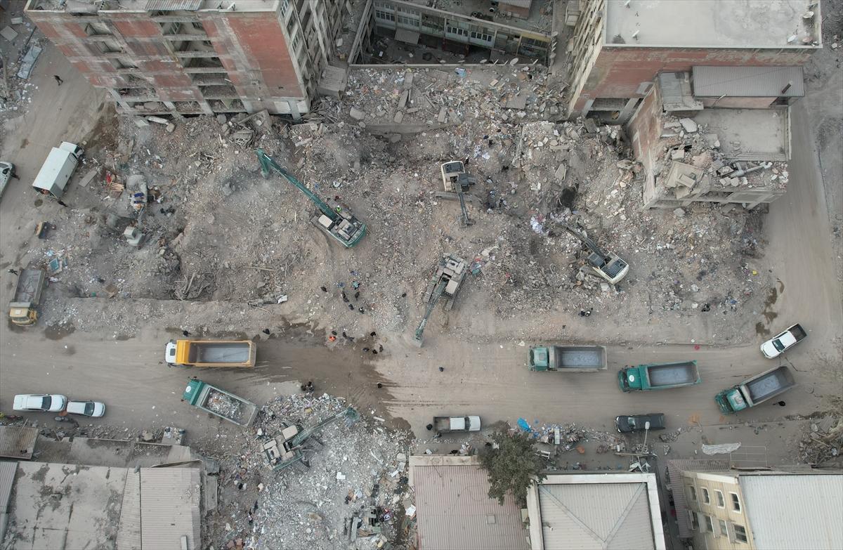 Depremin merkezi Kahramanmaraş'ta yıkılan binaların enkazı kaldırılıyor