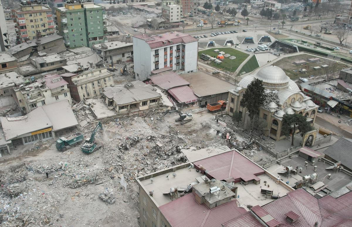 Depremin merkezi Kahramanmaraş'ta yıkılan binaların enkazı kaldırılıyor