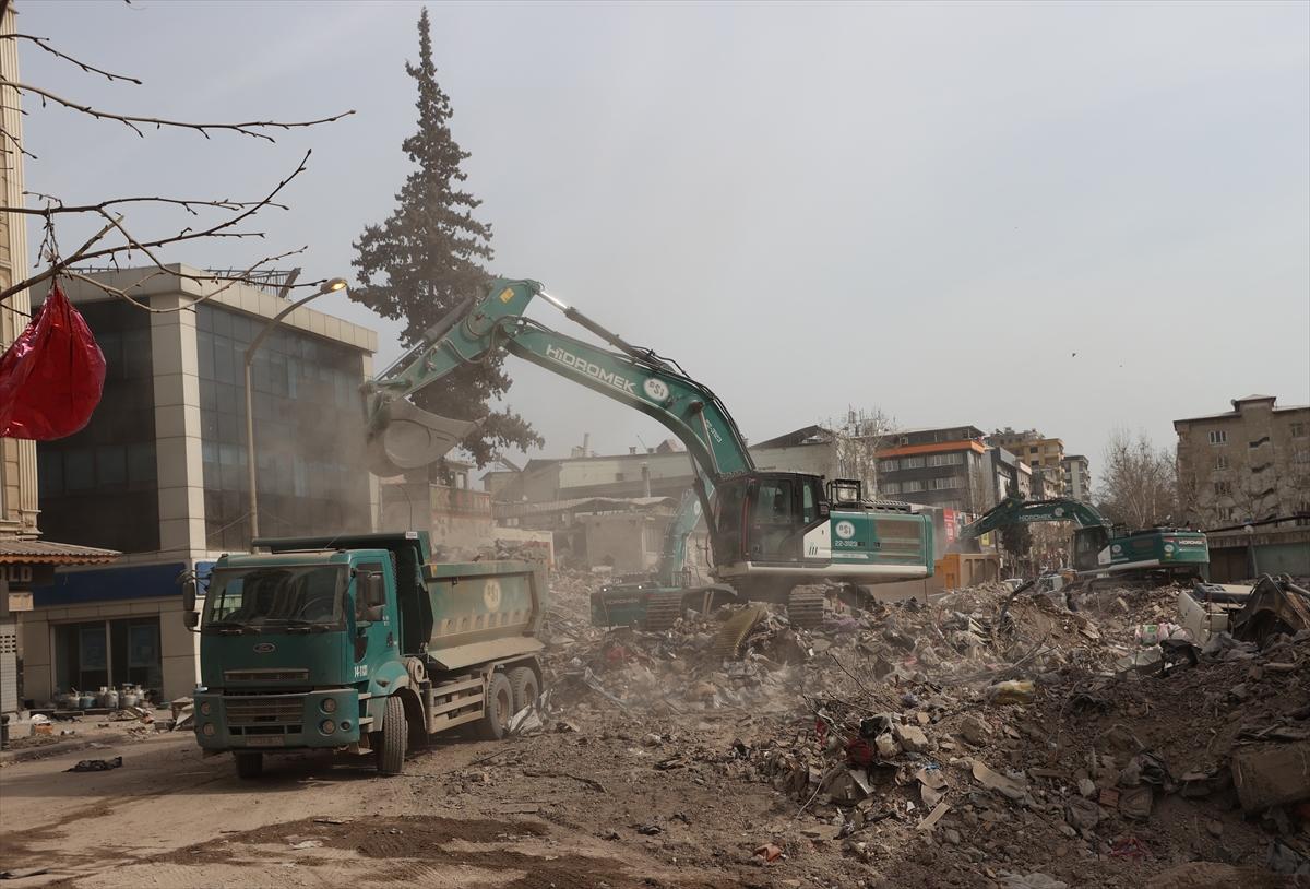 Depremin merkezi Kahramanmaraş'ta yıkılan binaların enkazı kaldırılıyor