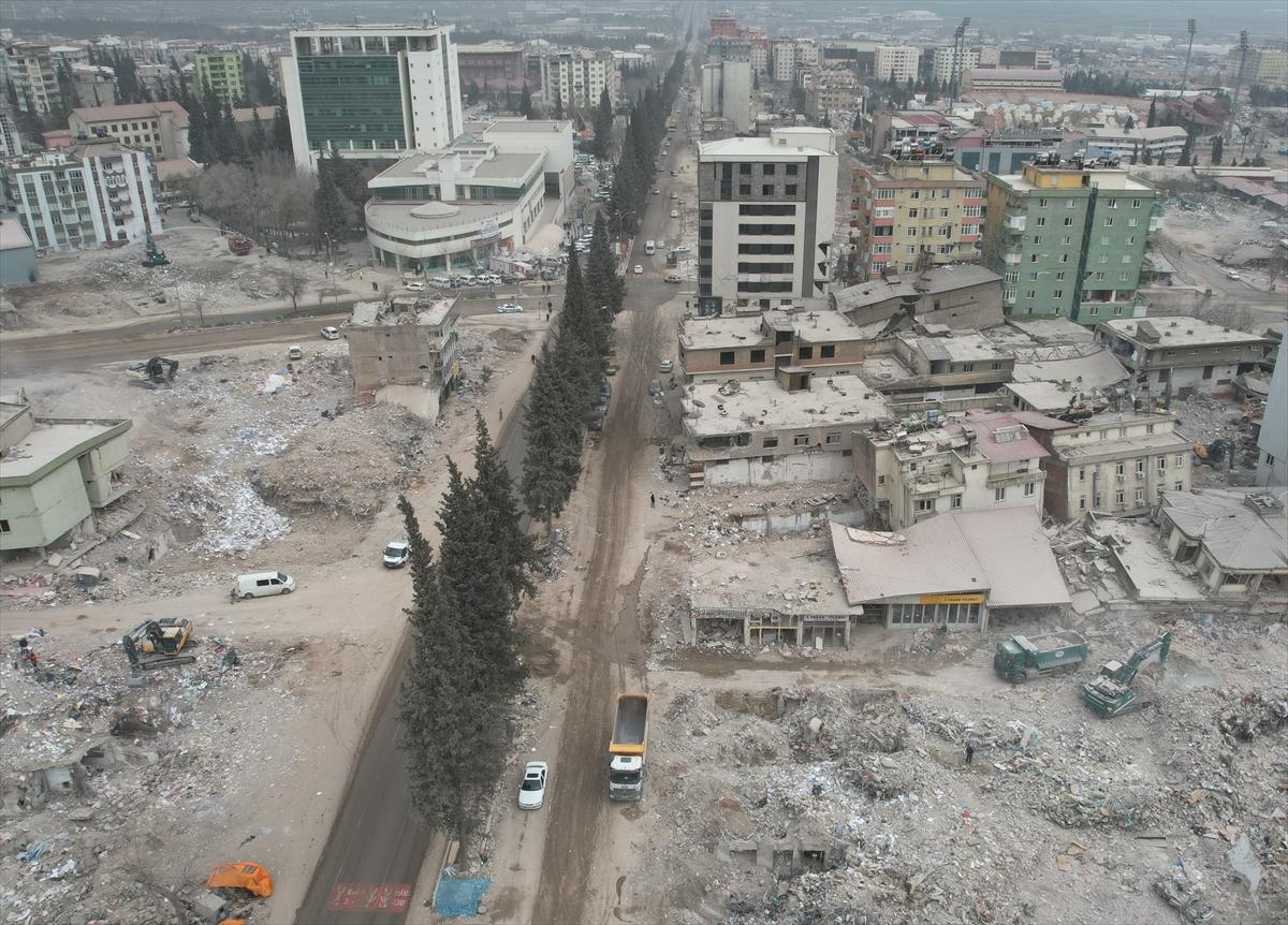 Depremin merkezi Kahramanmaraş'ta yıkılan binaların enkazı kaldırılıyor