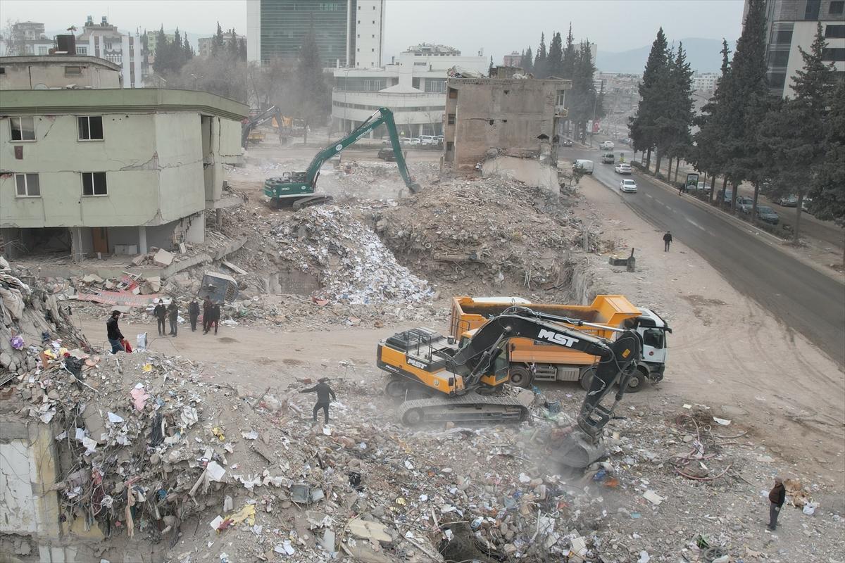 Depremin merkezi Kahramanmaraş'ta yıkılan binaların enkazı kaldırılıyor