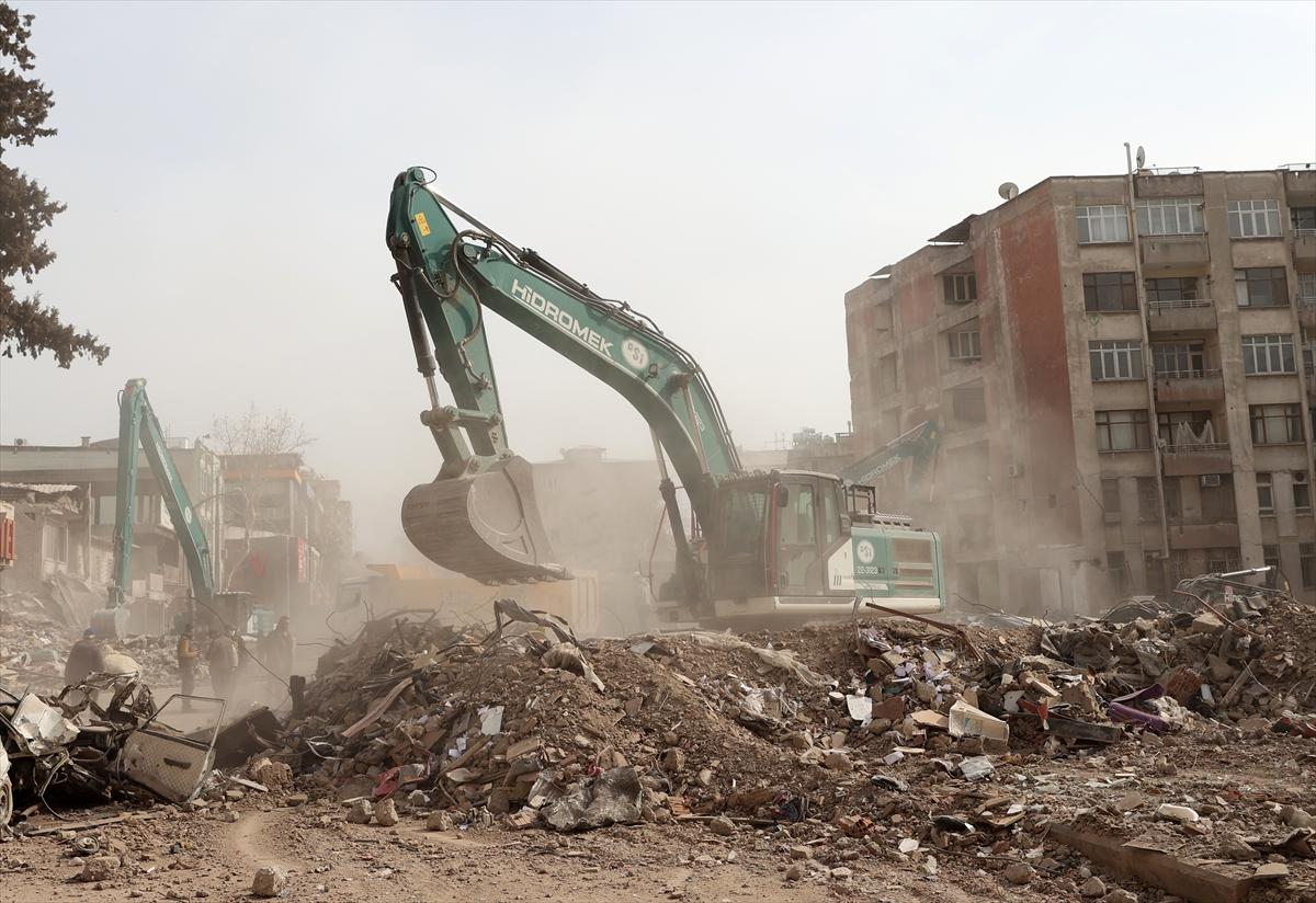 Depremin merkezi Kahramanmaraş'ta yıkılan binaların enkazı kaldırılıyor