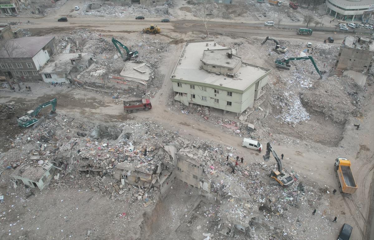 Depremin merkezi Kahramanmaraş'ta yıkılan binaların enkazı kaldırılıyor