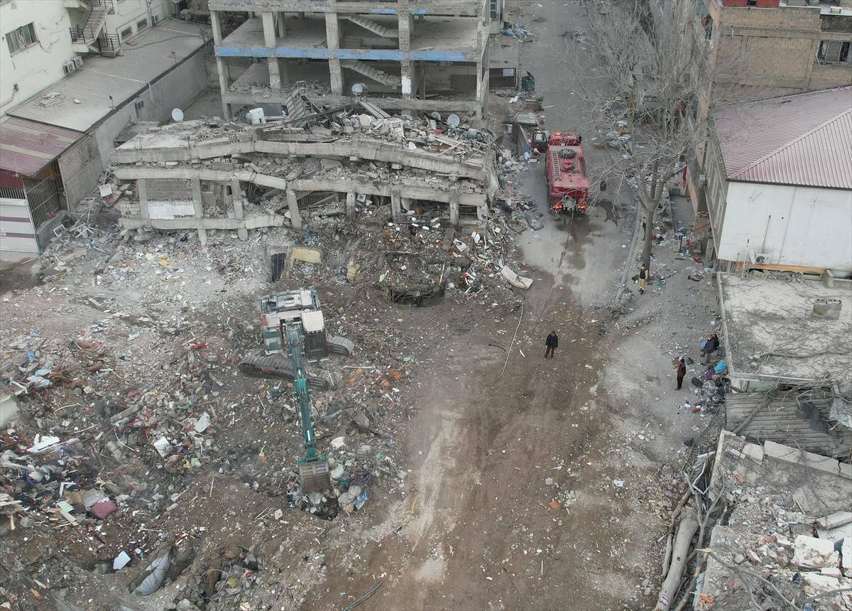 Depremin merkezi Kahramanmaraş'ta yıkılan binaların enkazı kaldırılıyor