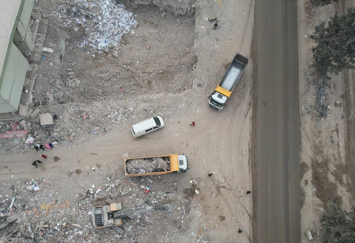 Depremin merkezi Kahramanmaraş'ta yıkılan binaların enkazı kaldırılıyor