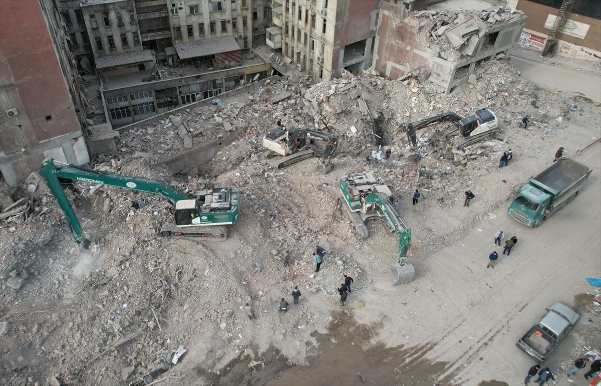 Depremin merkezi Kahramanmaraş'ta yıkılan binaların enkazı kaldırılıyor