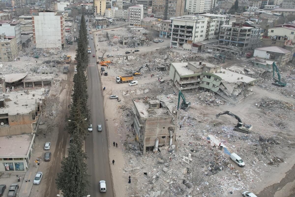 Depremin merkezi Kahramanmaraş'ta yıkılan binaların enkazı kaldırılıyor