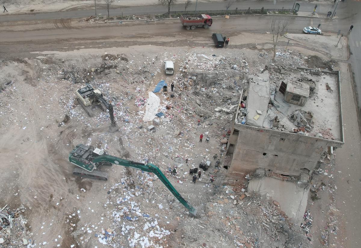 Depremin merkezi Kahramanmaraş'ta yıkılan binaların enkazı kaldırılıyor