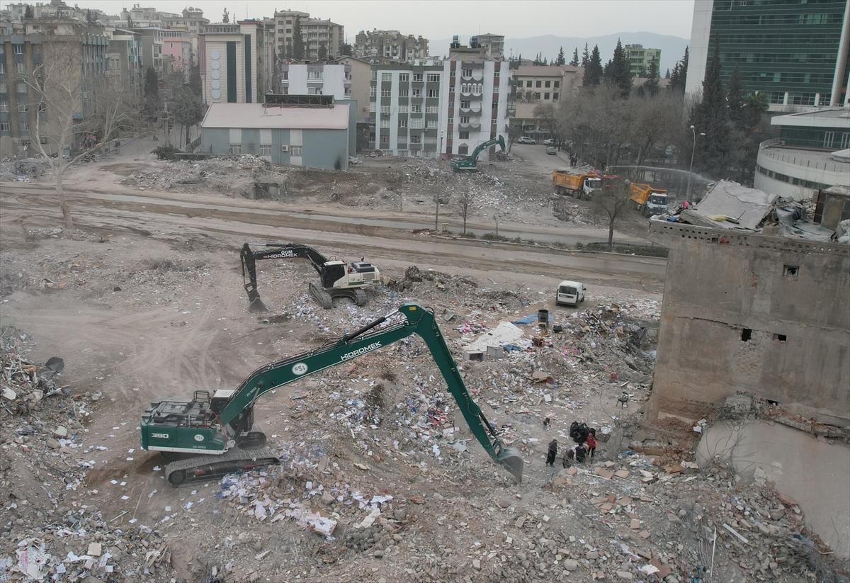 Depremin merkezi Kahramanmaraş'ta yıkılan binaların enkazı kaldırılıyor