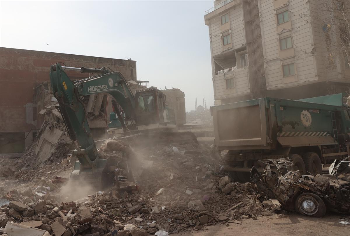 Depremin merkezi Kahramanmaraş'ta yıkılan binaların enkazı kaldırılıyor