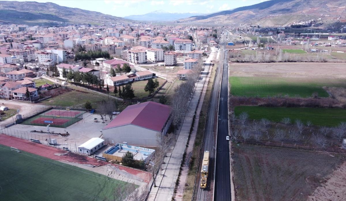Yıkım şehri Adıyaman'da hasar alan tren rayları onarılıyor