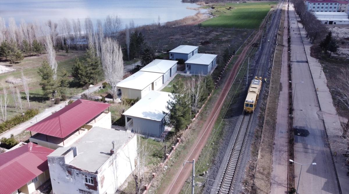 Yıkım şehri Adıyaman'da hasar alan tren rayları onarılıyor