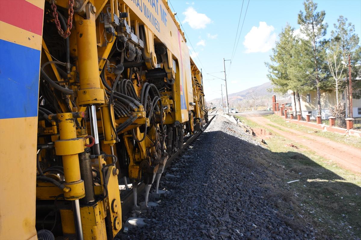 Yıkım şehri Adıyaman'da hasar alan tren rayları onarılıyor