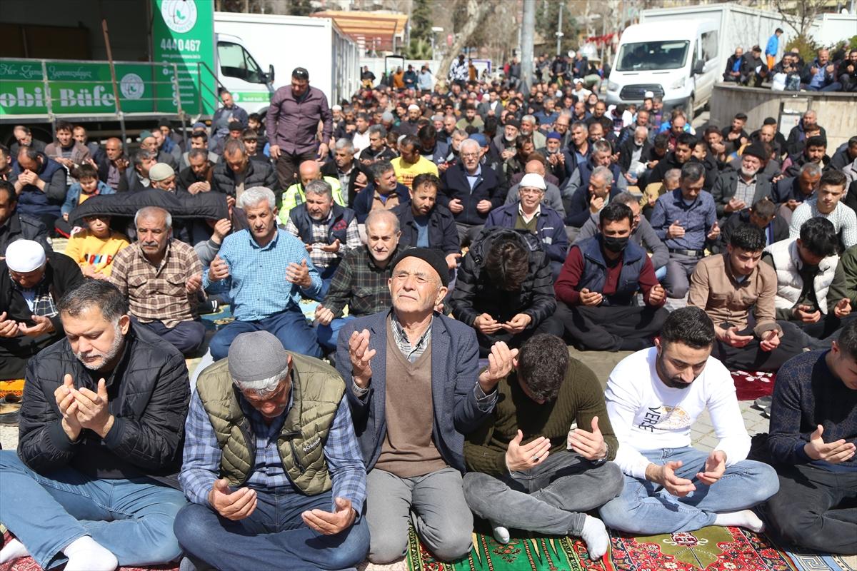 Depremin üzerinden 1 ay geçti! Afet bölgesinde 5'inci cuma namazı...