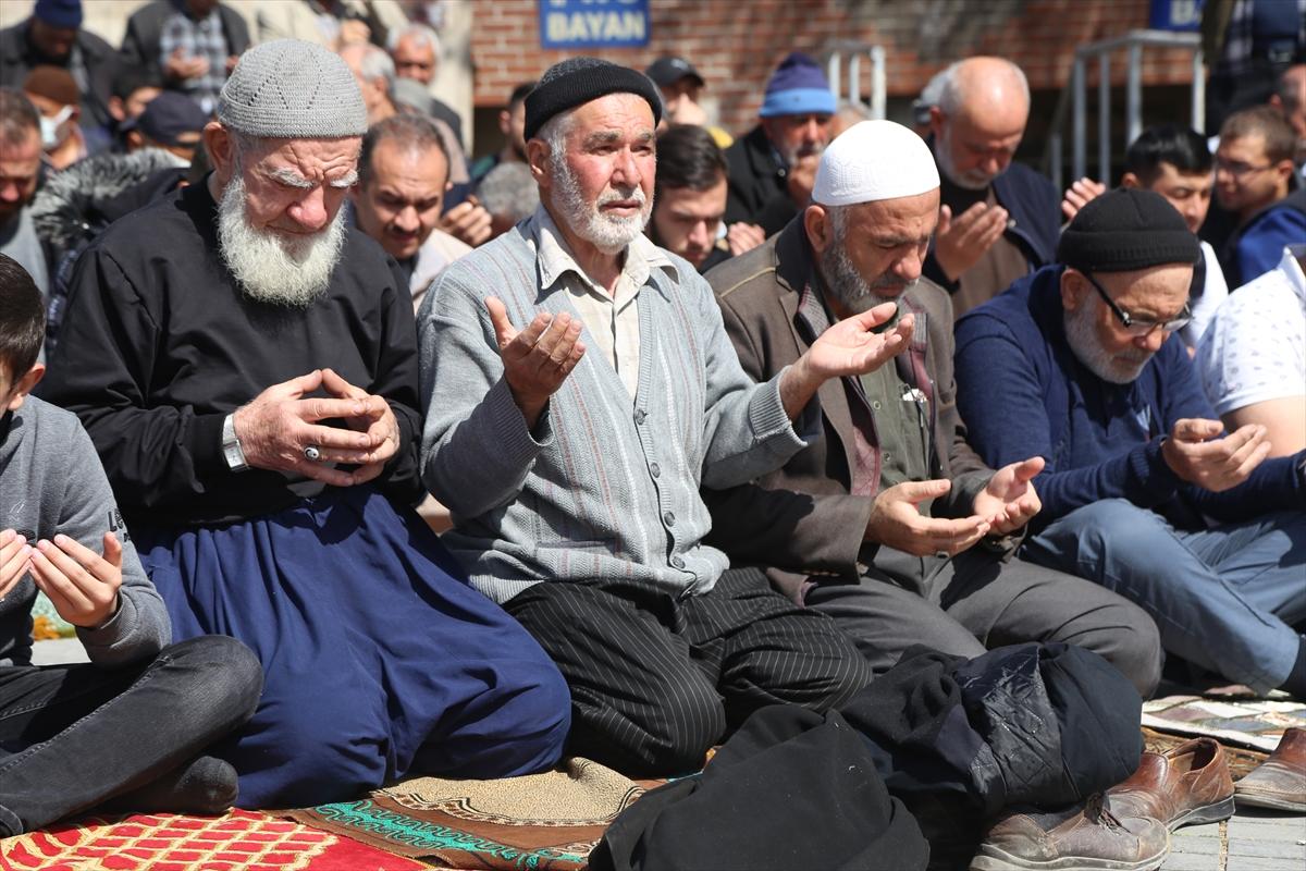 Depremin üzerinden 1 ay geçti! Afet bölgesinde 5'inci cuma namazı...