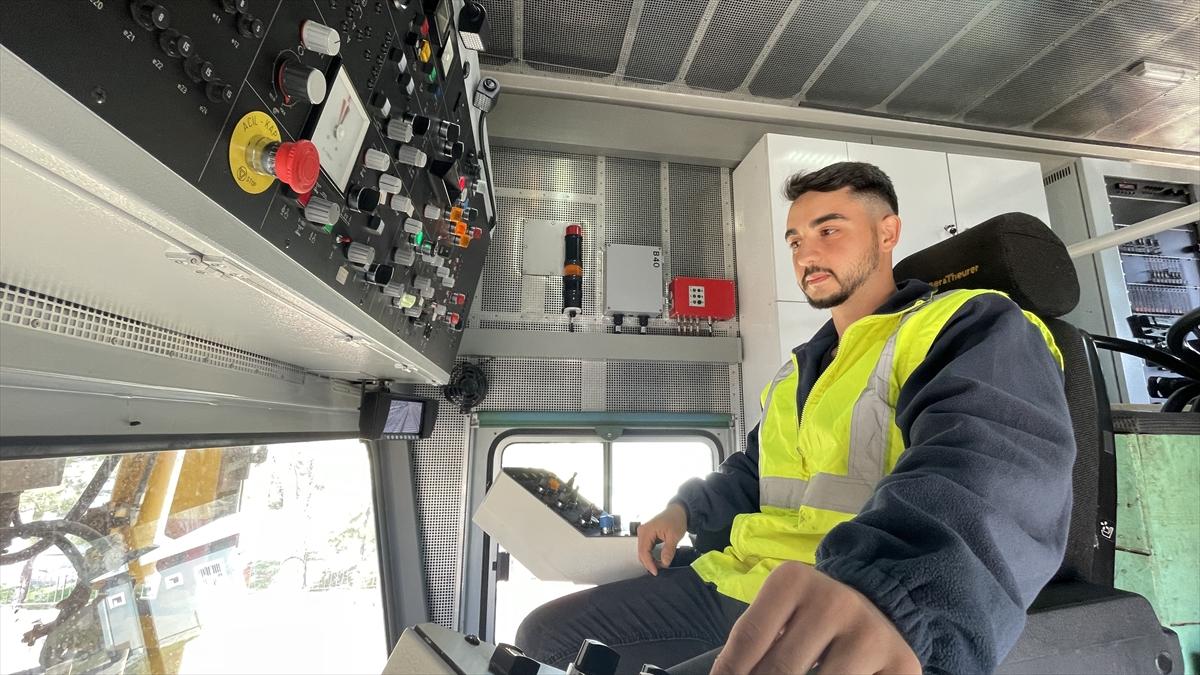 Yıkım şehri Adıyaman'da hasar alan tren rayları onarılıyor