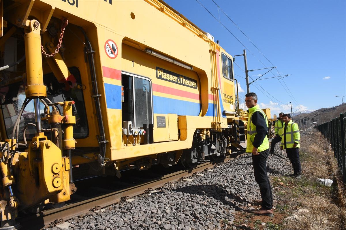 Yıkım şehri Adıyaman'da hasar alan tren rayları onarılıyor