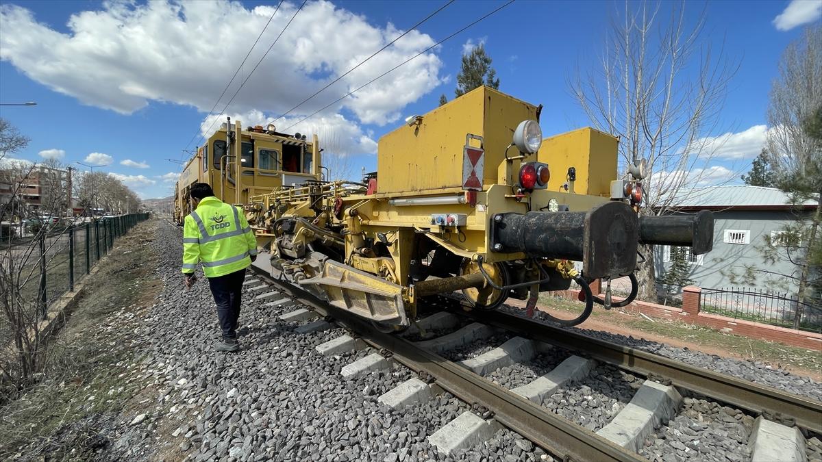 Yıkım şehri Adıyaman'da hasar alan tren rayları onarılıyor