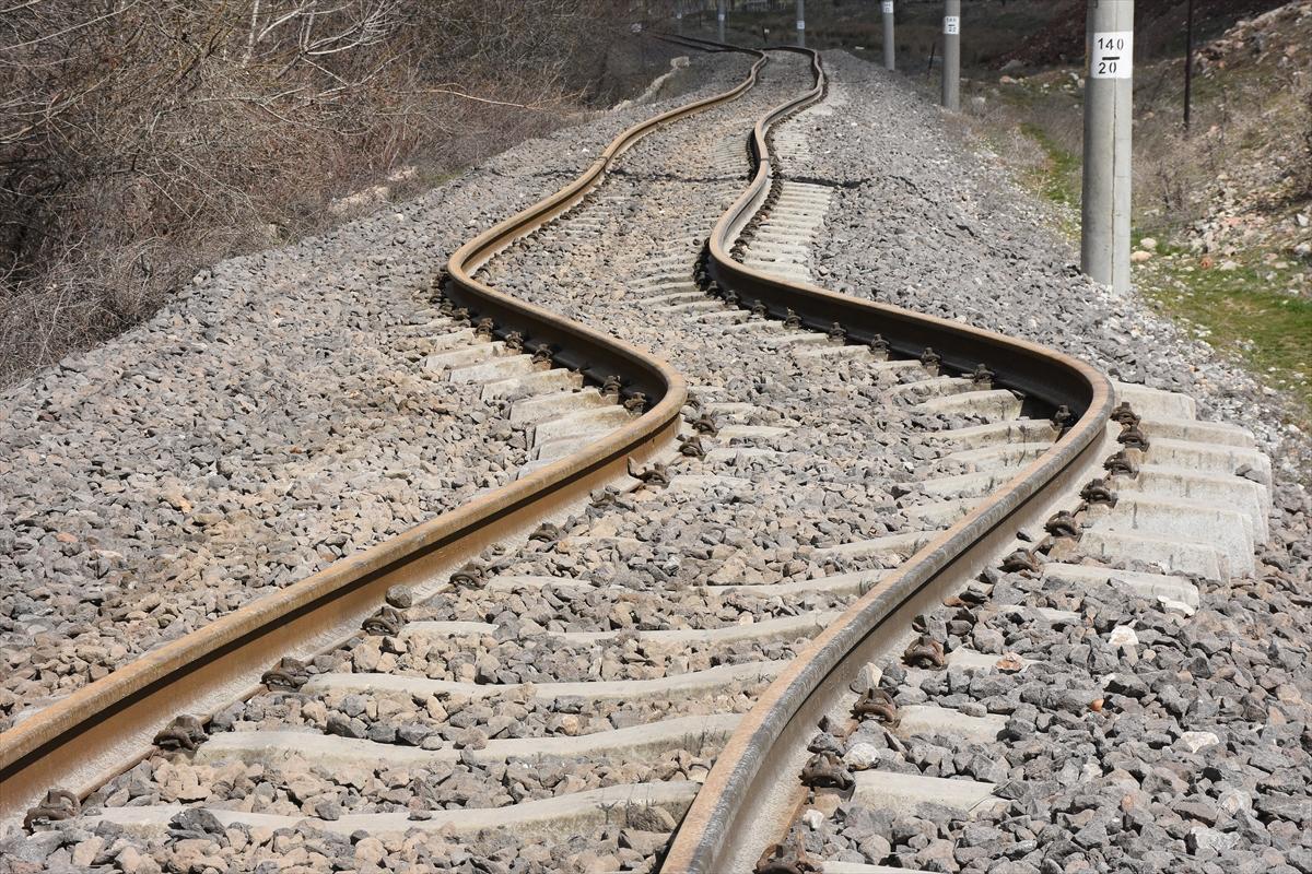 Yıkım şehri Adıyaman'da hasar alan tren rayları onarılıyor