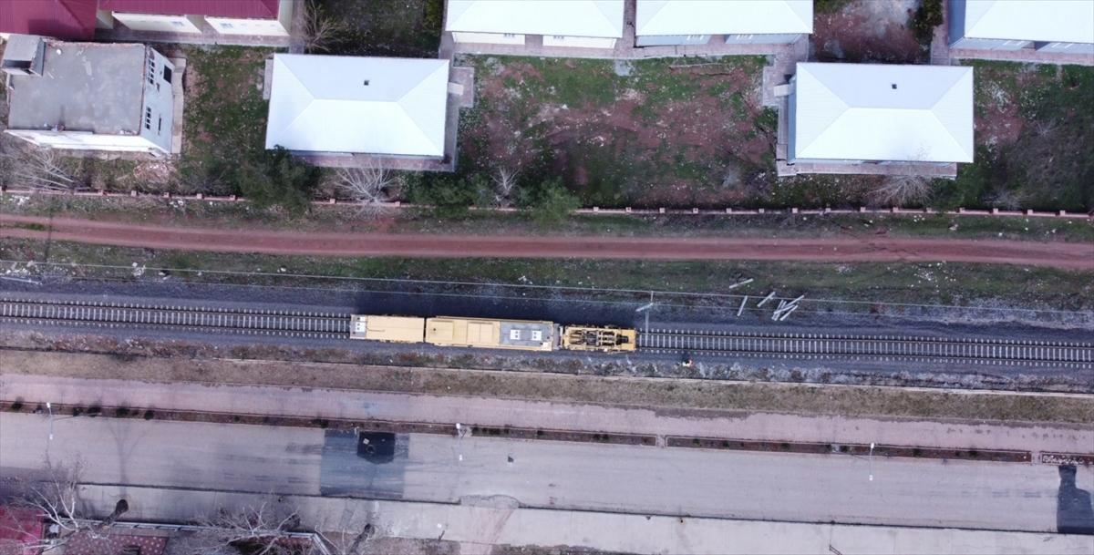 Yıkım şehri Adıyaman'da hasar alan tren rayları onarılıyor