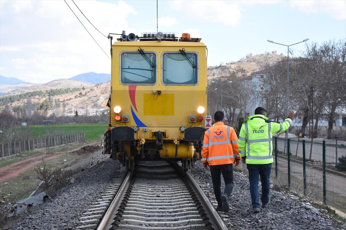 Yıkım şehri Adıyaman'da hasar alan tren rayları onarılıyor