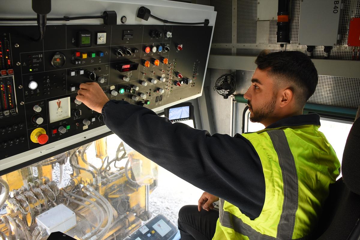 Yıkım şehri Adıyaman'da hasar alan tren rayları onarılıyor