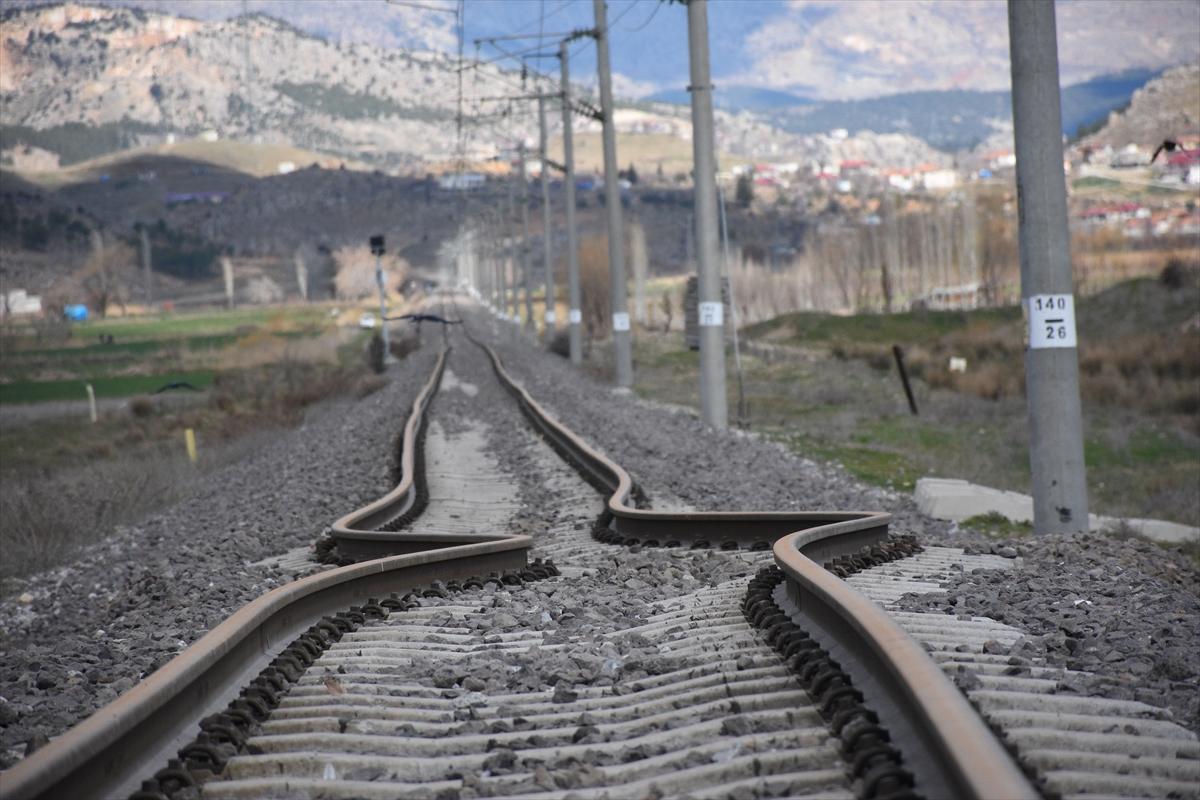 Yıkım şehri Adıyaman'da hasar alan tren rayları onarılıyor