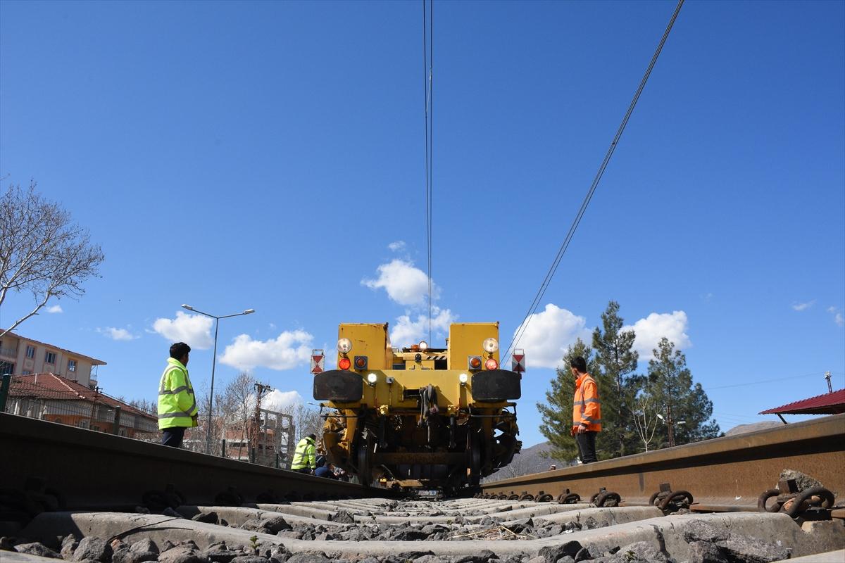 Yıkım şehri Adıyaman'da hasar alan tren rayları onarılıyor