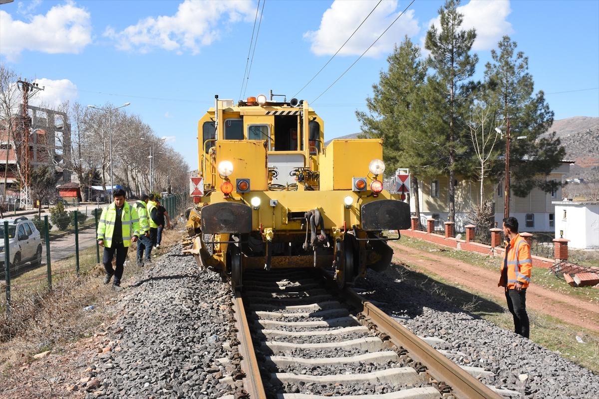 Yıkım şehri Adıyaman'da hasar alan tren rayları onarılıyor