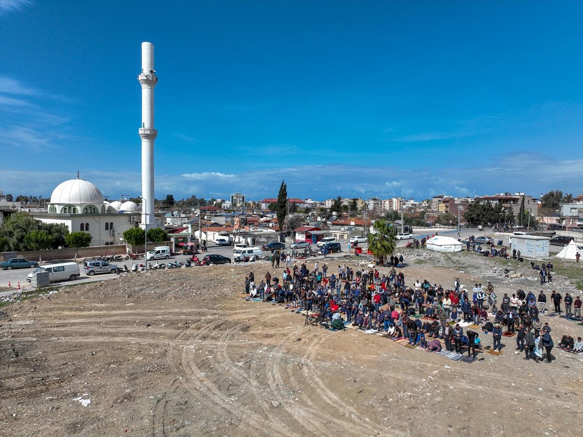 Depremin üzerinden 1 ay geçti! Afet bölgesinde 5'inci cuma namazı...