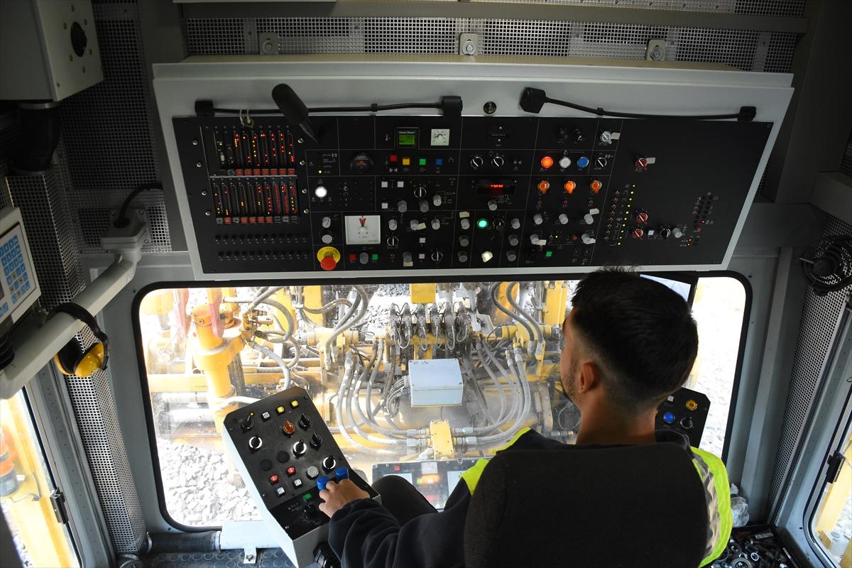 Yıkım şehri Adıyaman'da hasar alan tren rayları onarılıyor