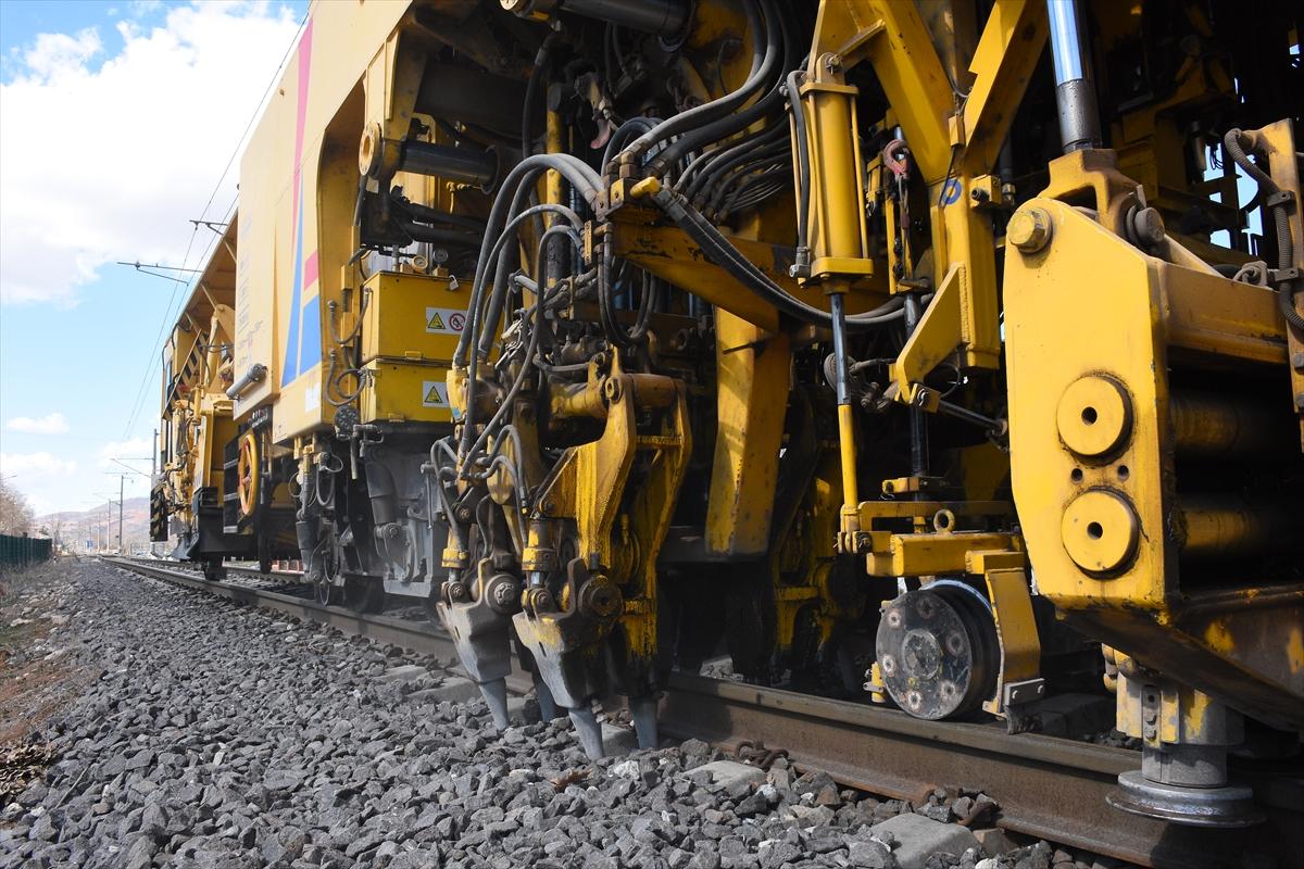 Yıkım şehri Adıyaman'da hasar alan tren rayları onarılıyor