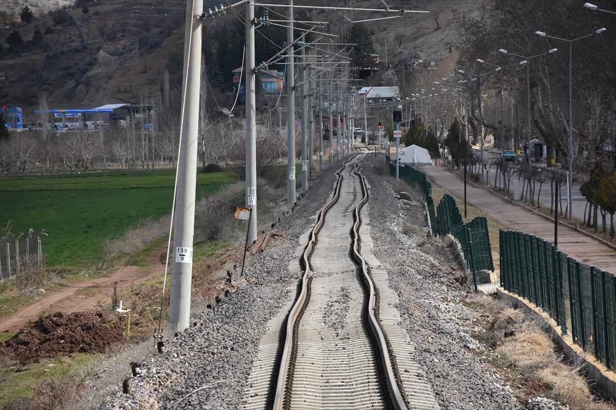 Yıkım şehri Adıyaman'da hasar alan tren rayları onarılıyor
