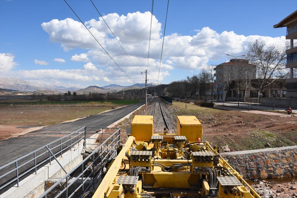 Yıkım şehri Adıyaman'da hasar alan tren rayları onarılıyor
