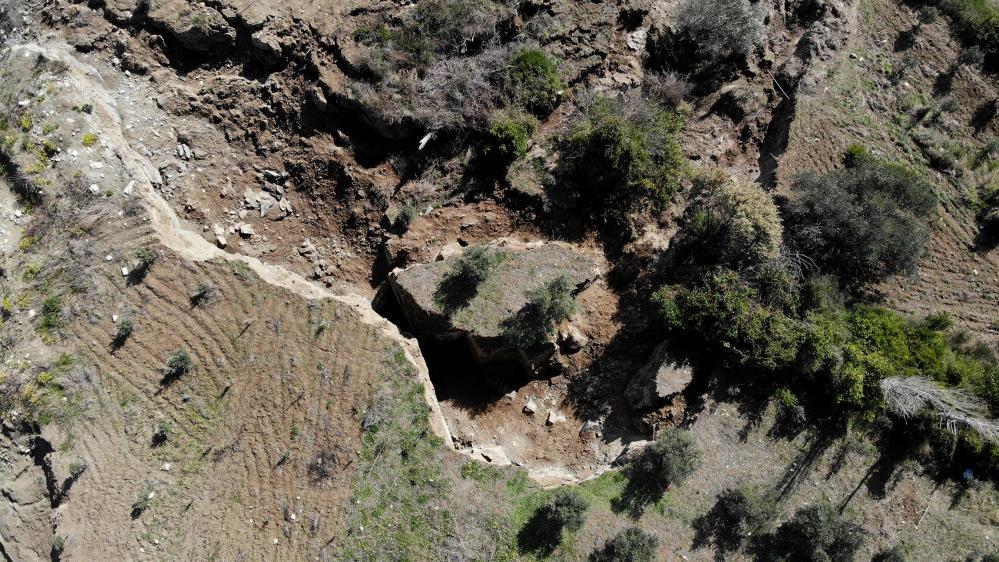 Depremin şiddeti bir kez daha ortaya çıktı! Hatay'da fay yarıkları ağaçları yuttu