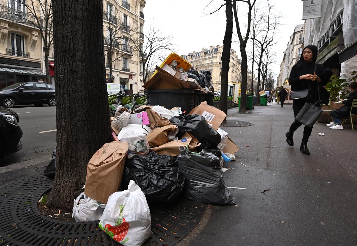 Paris çöplüğe döndü! Grev nedeniyle toplanmayan çöpler tehlike saçmaya başladı