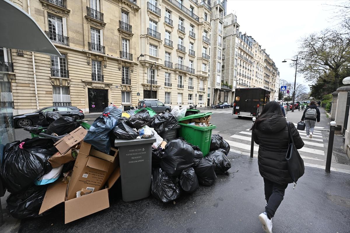 Paris çöplüğe döndü! Grev nedeniyle toplanmayan çöpler tehlike saçmaya başladı